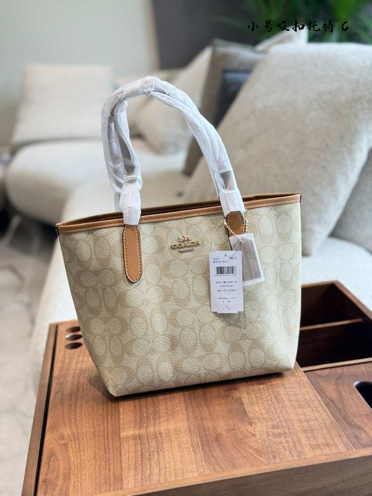 p200
The Coach Coach Coach Mini Tote Bag is the most worth buying. City loves this mini tote bag. It's small, lightweight, and soft, and has a very high usage rate!  #23cm