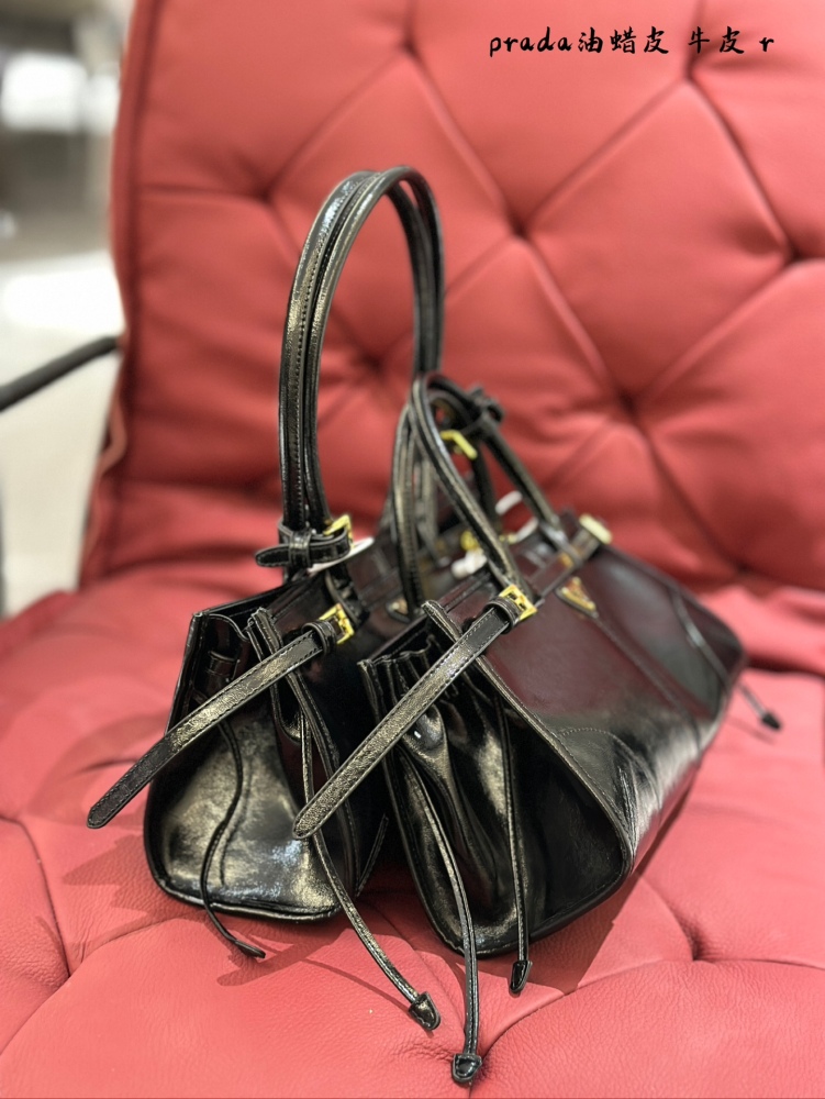 p270
Prada is crazy! Soft lux is really cool, my heart
When I finally got it! I can't wait to try it on for everyone!
The softlux this time is really beautiful, with a retro and cool wax leather design and an ultra light weight!
Child The size of the...