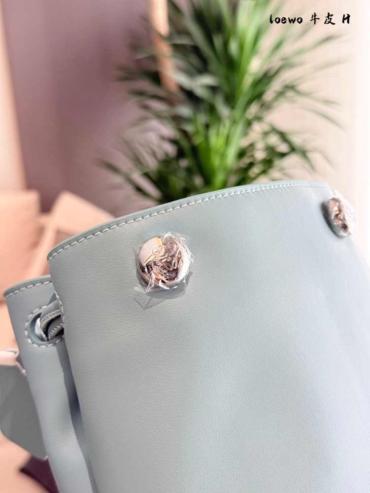 P275 top layer cowhide
LOEWE25 new bag | I love the simple and neat design so much
The entire bag is made of soft calf leather
Good wear resistance key, super light weight
The shoulder strap can be adjusted in length, and it can be worn on both shoul...