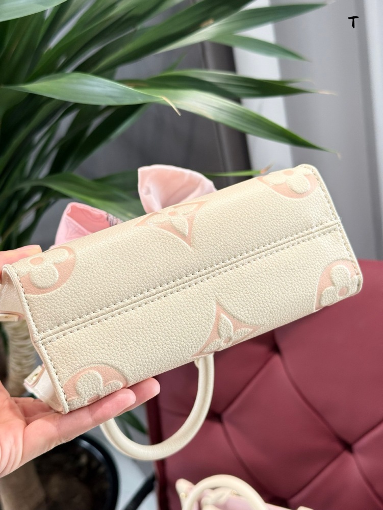 P260P270 Free scarves
LV on the gomini tote bag
Jungle Series
Crafty on the go advanced relief embossing gradient color
The King of Price Comparisons is a fantastic bag design inspired by the street brand that parodies Lv. Once upon a time, Louis VII...