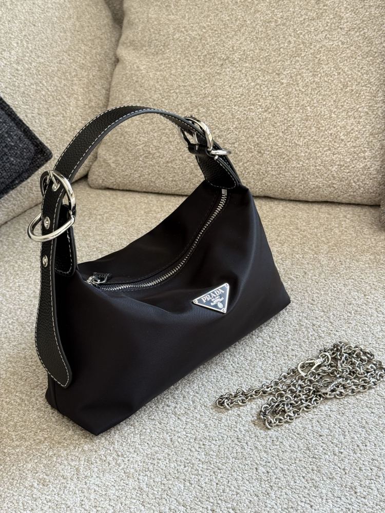P185 upgraded version with cowhide wrist
This Prada vintage dumpling lunch box bag is also great, with a cool dark style and some cute attributes suitable for street photography. It is a classic nylon parachute material that is waterproof and durable...