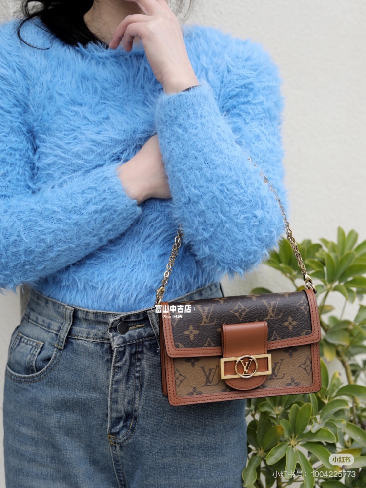 Since changing the design director, Lv has also launched some popular models, such as this elegant and beautiful Daphne DAUPHINE. In terms of capacity, we need to worry. Although it is a woc, the design is very reasonable, and it can hold much more t...