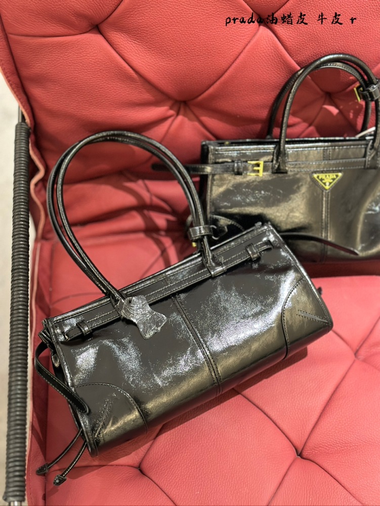 p270
Prada is crazy! Soft lux is really cool, my heart
When I finally got it! I can't wait to try it on for everyone!
The softlux this time is really beautiful, with a retro and cool wax leather design and an ultra light weight!
Child The size of the...