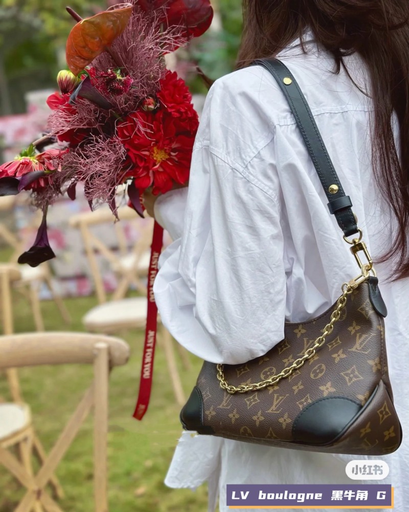 LV black horn upper body walking wave