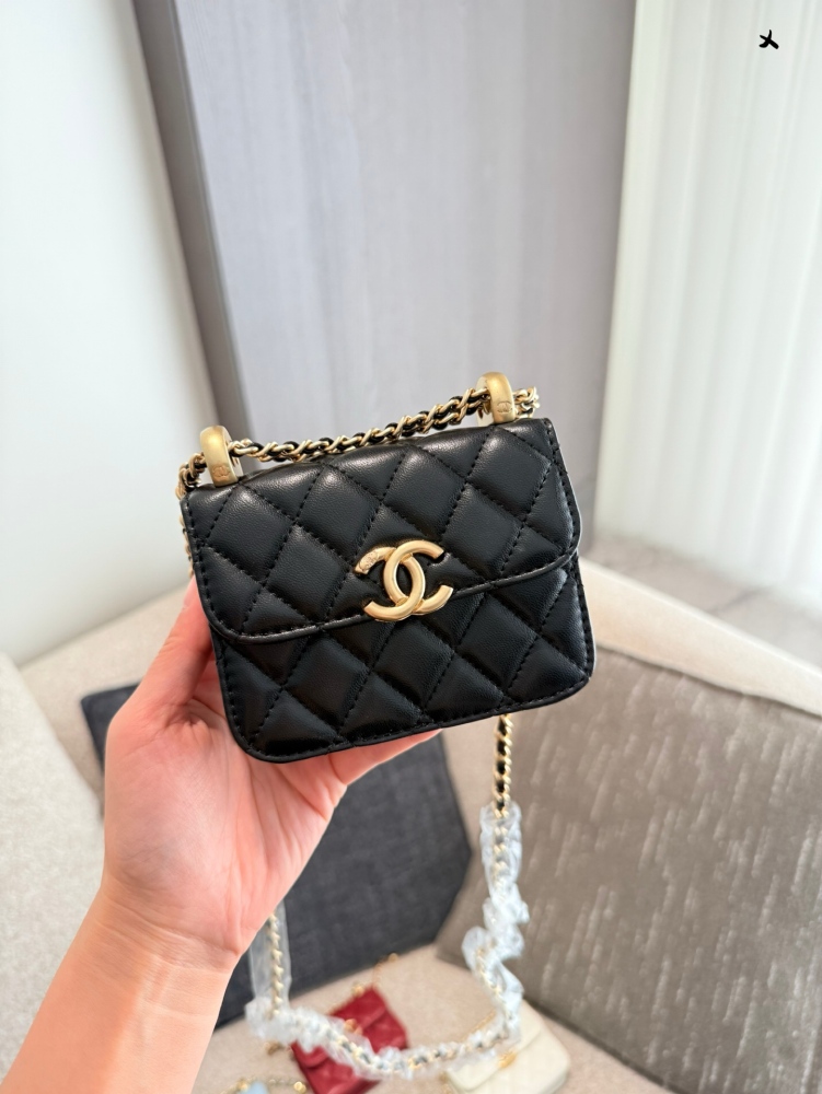 p180
Chanel Advanced Handicraft Workshop Double Golden Ball Zero Wallet
Smooth and delicate to the touch, the leather has a natural luster and classic diamond grid pattern and mouth cover design, paired with antique sand gold. The mini golden ball is...