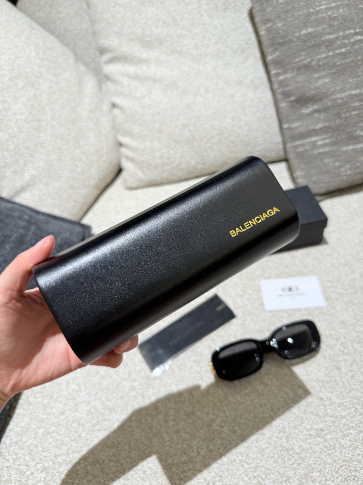 Balenciaga Sunglasses p210
I can't refuse a bit of suspicion. The same sunglasses as the celebrity look beautiful on my face!
I declare that the retro cat's eye sunglasses are the ancient god cat's eye+narrow frame which is really a Rocket combinatio...