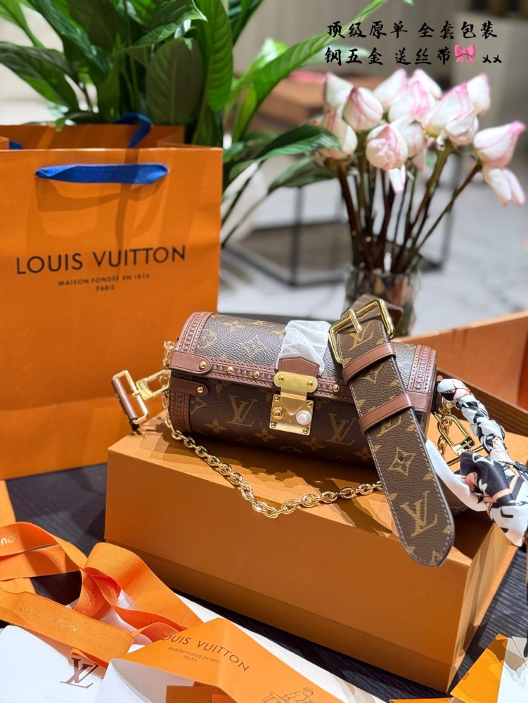 Lv Papillon Babillon p375
Injecting contemporary charm into Louis Vuitton's traditional style, retro elements have been added. The edging is surrounded by a circle of Lv logo, and the details are very exquisite and durable. The chain and shoulder str...