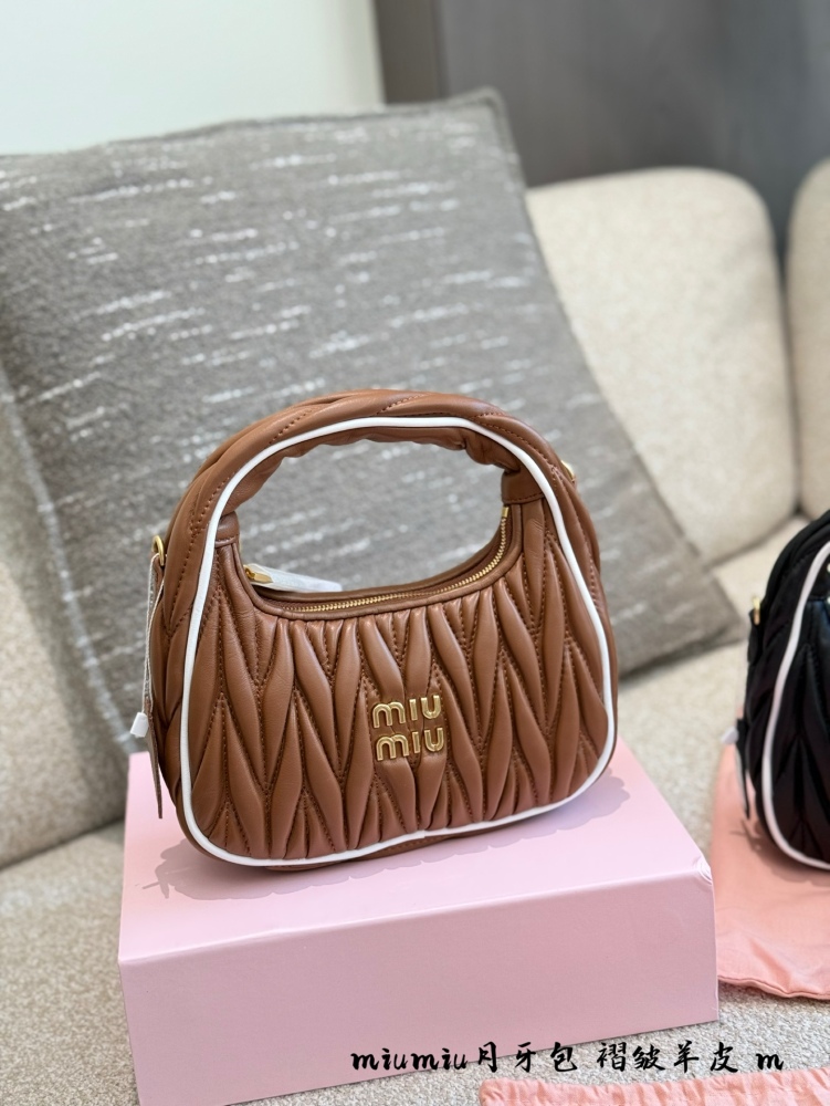 p310
Miumiu25 Early Spring New Bag
The wrinkled bowling bag and hobo have both come in new colors, which are super beautiful
22cm sheepskin pleated crescent bag