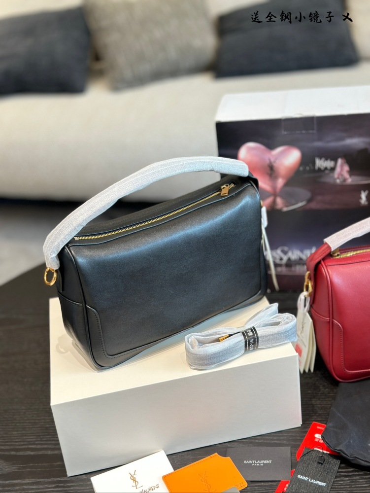 YSL Pillow Bag P270
Camera Supply bag_ Lunch box bag
This handbag is a spacious shoulder bag with a cowhide leather base and a soft body. Made of Napa cowhide leather, with zipper closure, this hammock features a stylish design that looks great on bo...