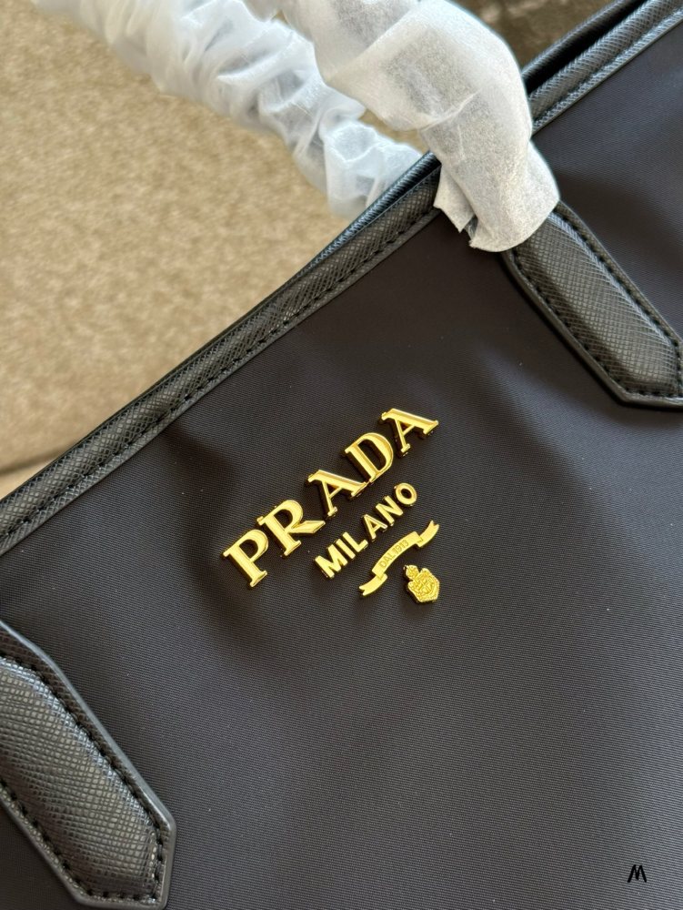 P230 leather matching
Prada's new nylon tote bag shopping bag mommy bag
New Nylon Tote Bag Shopping Bag Mommy Bag 1BG527
24K pure gold electroplated hardware
Ghost Head Cross Pattern Cowhide
Widening shoulder strap design makes single shoulder more c...