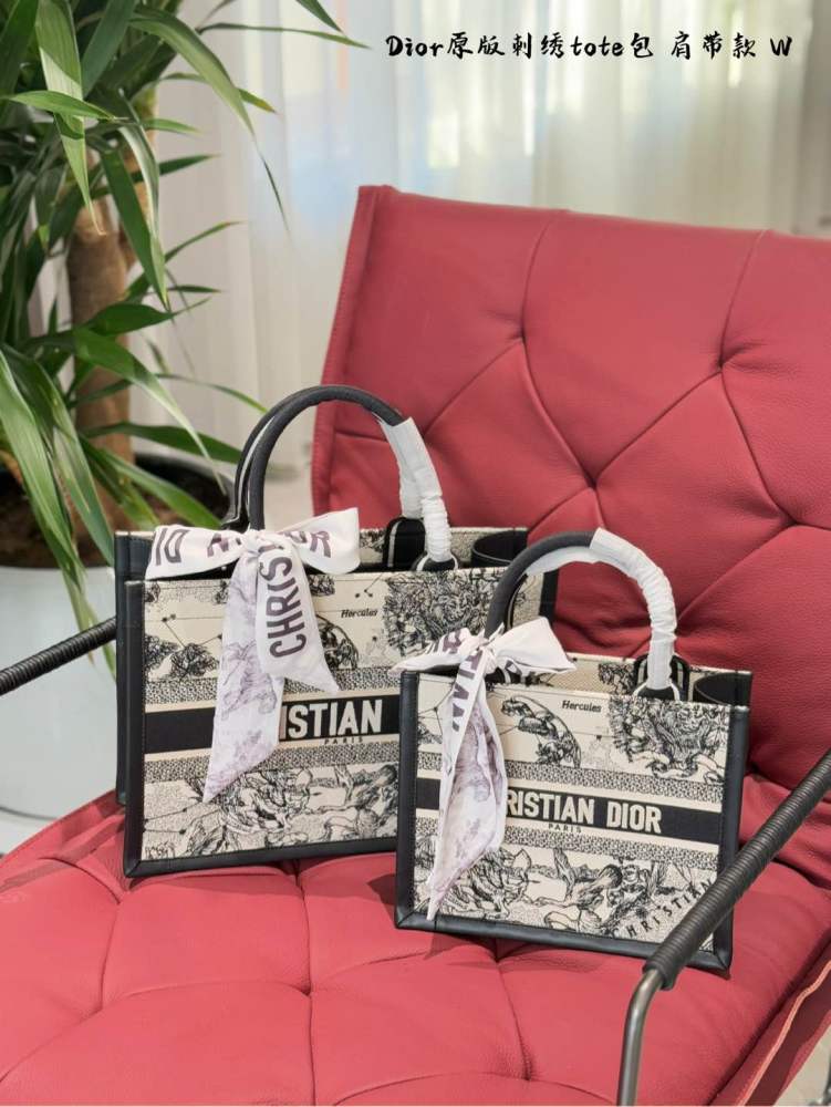 p275p295
Latest popular Dior tote inventory!
Book Tote
On the front, there is the "CHRISTIAN DIRO" logo, which has a high level of style and is the most recognizable in the Diro bag. Its old patterns and hand embroidery showcase retro craftsmanship a...