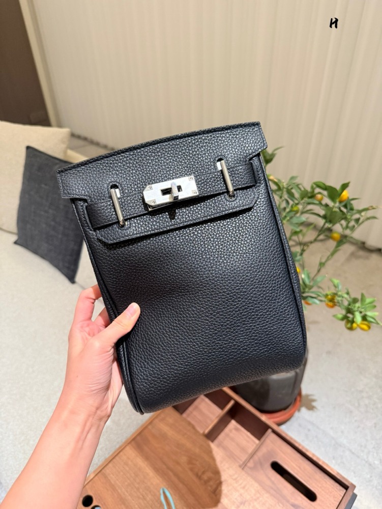 p335
Fashion item | Hermes bag
I didn't know the fragrance of Hermes when I was young
Hermes chest bag
I really like it more and more now
They are all bags suitable for going out on the street
Easy to match all year round
I feel that men's backs are ...