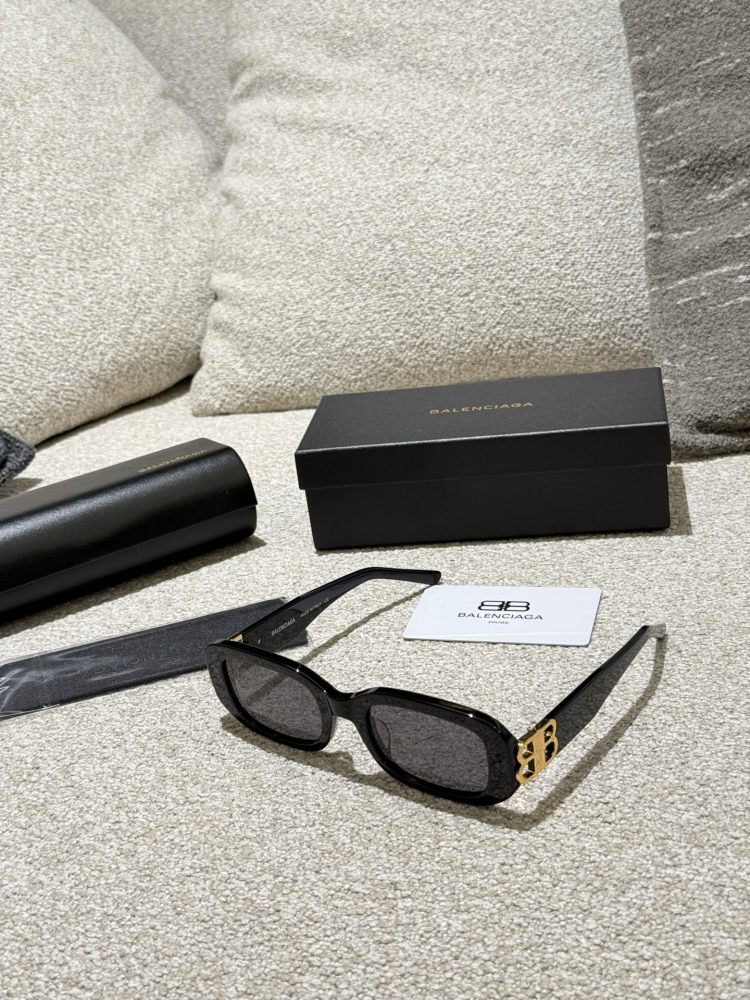 Balenciaga Sunglasses p210
I can't refuse a bit of suspicion. The same sunglasses as the celebrity look beautiful on my face!
I declare that the retro cat's eye sunglasses are the ancient god cat's eye+narrow frame which is really a Rocket combinatio...