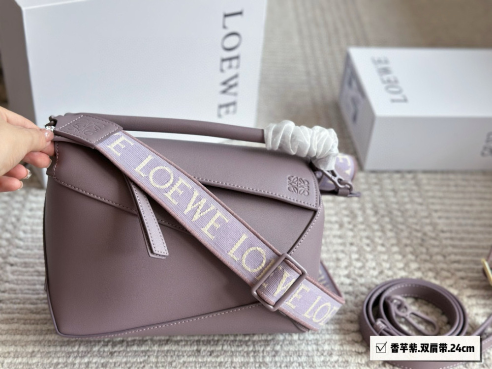 Packing (Shoulder Strap)
Size: 24 * 15cm (large)
18 * 10cm (mini)
Loewe Geometry Package Puzzle
I really can't miss out on llllllololol
?? Cowhide quality!
Completely hold on!
Luoyiwei | A perfect shoulder strap