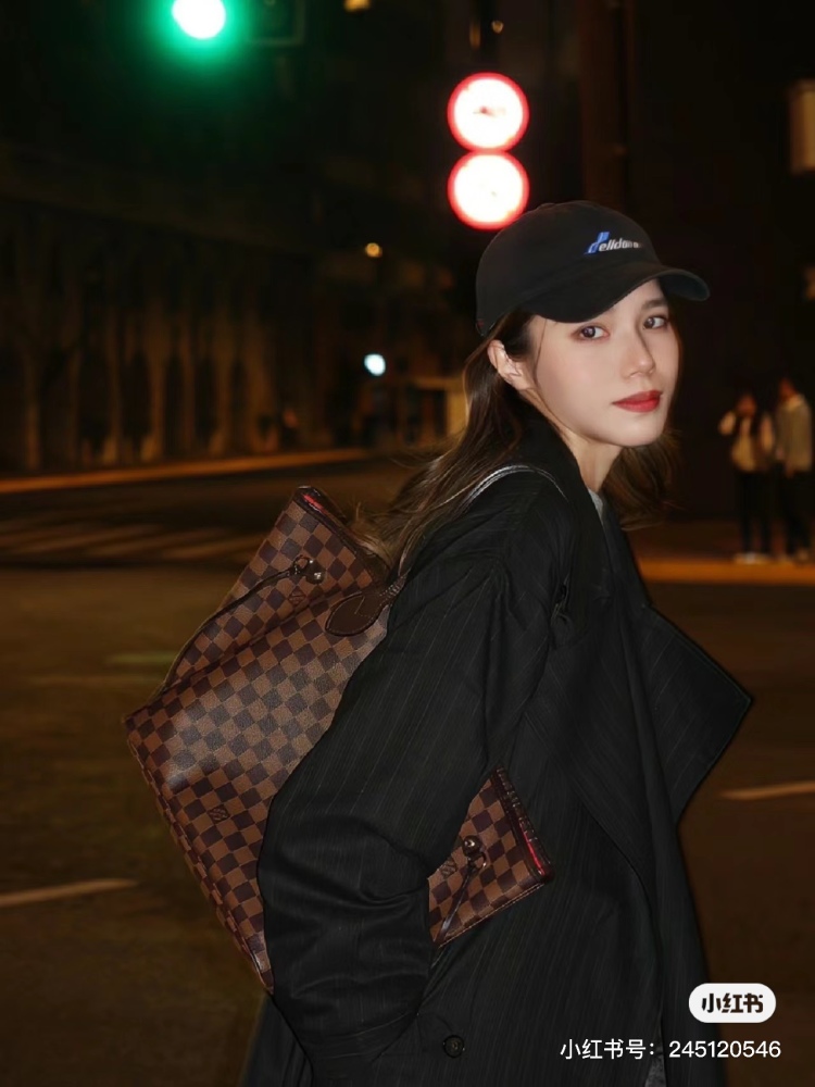 The very popular LV brown chessboard tote bag is really loved by many people!
Todd, who has always had many sisters wanting LV, finally got -- only! Brown canvas checkerboard pattern, paired with a coat
It's truly a sophisticated and lazy style