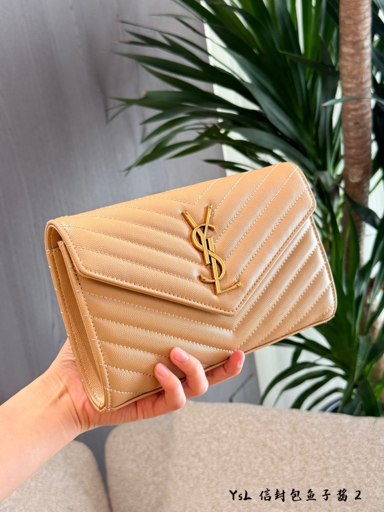 p230
YSL envelope woc | Elegant girl with visual sense of this YSL black gold chain
Top of the line with multiple celebrities
A classic bag that won't buy the wrong one!
I can't put it down when I get it!  Box packaging