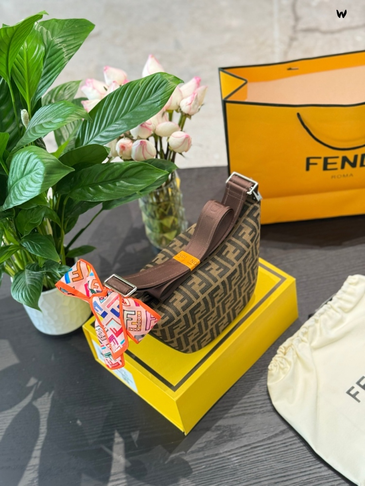 p225
Fendi unisex bag
2025 new Hobo classic trapezoidal design
Lightweight, with a zipper that can be worn on one shoulder or slanted back
16 × 20 folding box with ribbon gift