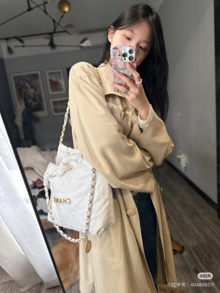 I would recommend all sweet girls to wear 22 bags of white Chanel and 22 bags of gold with a sense of luxury
Capacity thief, lazy and relaxed upper body
White is really cool and versatile
Everyone carries it Everyone is fashionable and refined