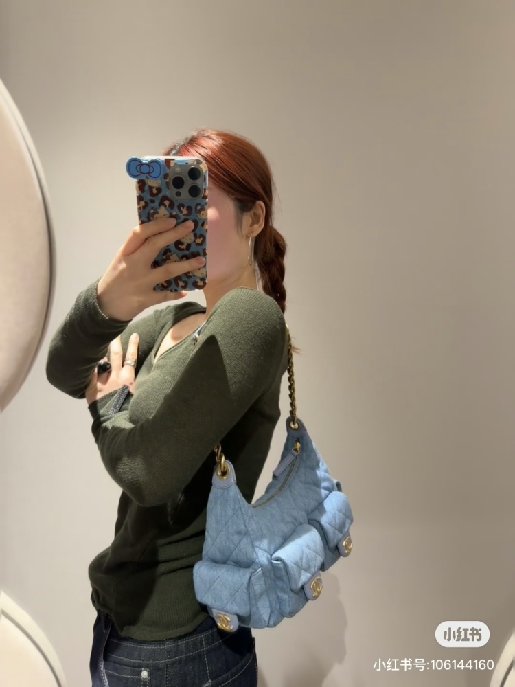 Who understands the Chanel 25 denim hobo that Jennie brought to fame?  The Chanel 25 denim hobo carried by Jennie is simply cute and explosive
As a loyal fan of Chanel, I am really looking forward to the 5c series.
Jennie. The bag she wore exuded a s...