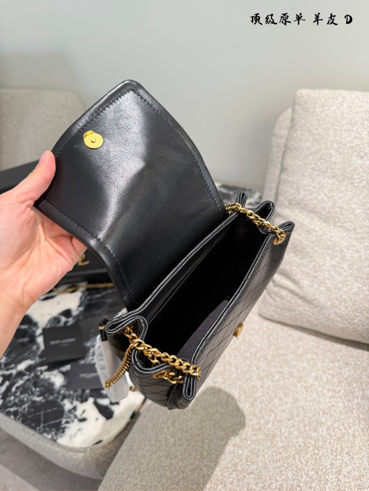 p310p365
YSL Lolita, which became popular across the internet as soon as it was released
YSL nolita Black Gold
Counter price: 10900 Size: 18x13x6
① Appearance:
Flip cover envelope style, with antique bronze gold YSL letter logo connected at the ope...