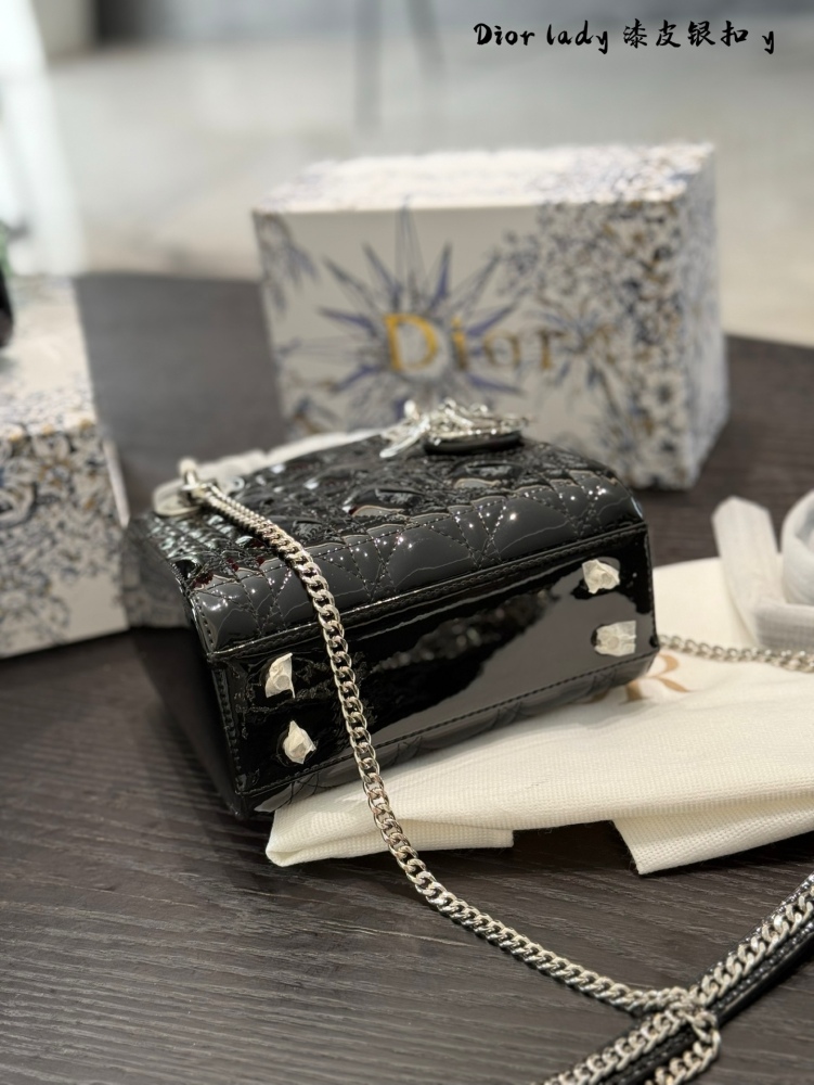 Dior Concubine Bag p264p269
Three grid 17 four grid 20 patent leather black/silver buckle
Imported calf leather with frosted deer skin pattern and velvet lining
Precision high-density electroplating hardware silver
Adjustable leather shoulder strap w...