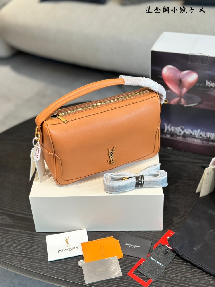 YSL Pillow Bag P270
Camera Supply bag_ Lunch box bag
This handbag is a spacious shoulder bag with a cowhide leather base and a soft body. Made of Napa cowhide leather, with zipper closure, this hammock features a stylish design that looks great on bo...
