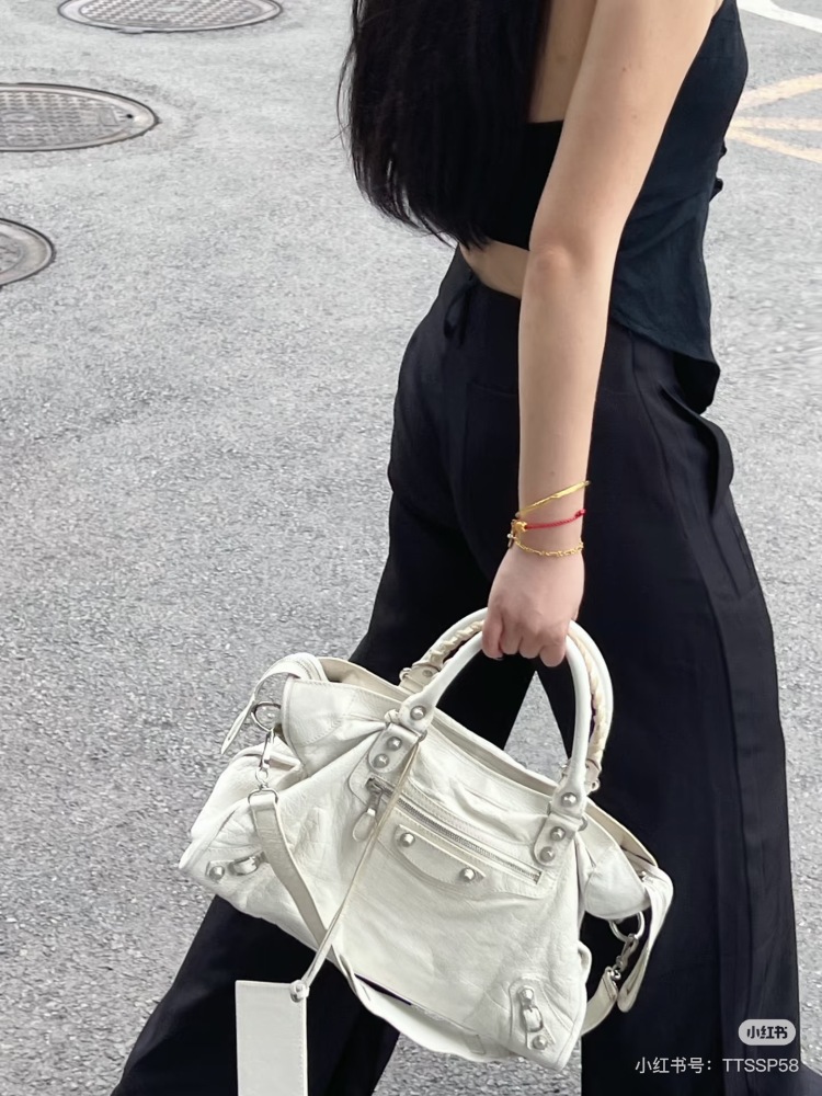Balenciaga motorcycle silver is so handsome!!! Motorcycle bags will really be loved forever
A locomotive with a silver buckle will appear cool and aloof. C0o
Laziness comes naturally. The motorcycle bag can be equipped with a casual and free spirited...