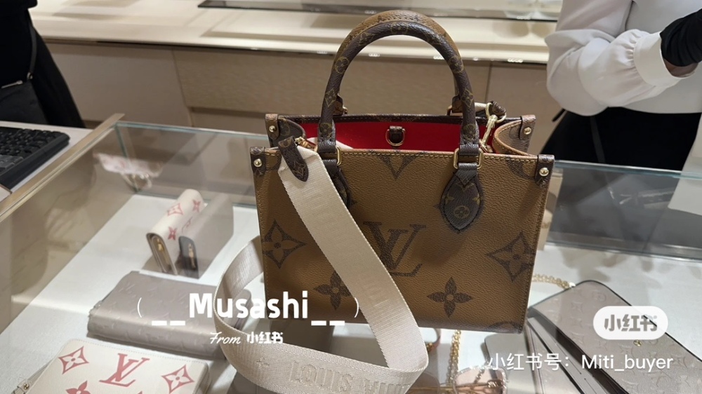 High energy ahead, explosive warning! LV has understood!  ! !
Just on February 10th The launch of Lv's new Onthego mini model is full of momentum, and Lv's designers have finally heard the voice of the Asian people, the most perfect size
25x19x11.5?...