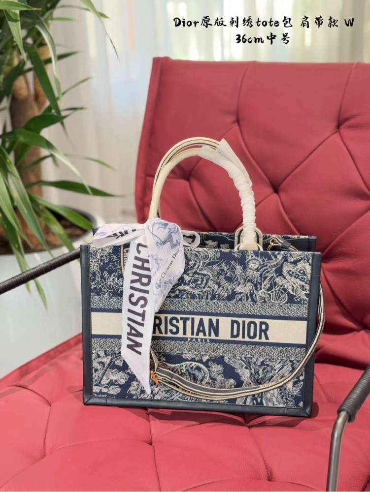 p275p295
Latest popular Dior tote inventory!
Book Tote
On the front, there is the "CHRISTIAN DIRO" logo, which has a high level of style and is the most recognizable in the Diro bag. Its old patterns and hand embroidery showcase retro craftsmanship a...