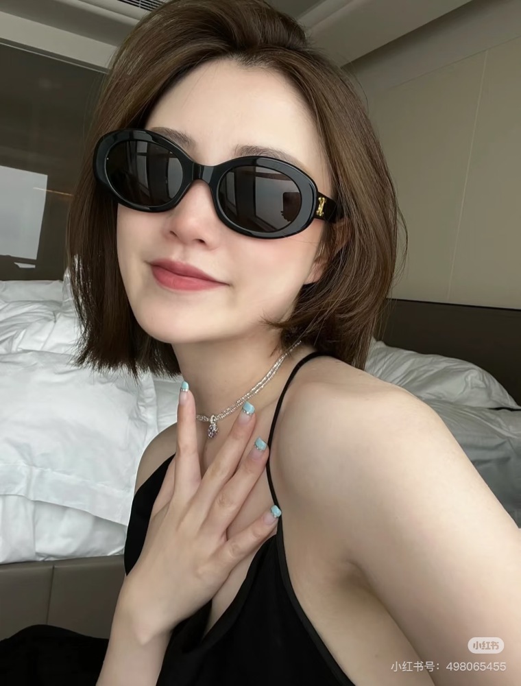 Kaixuan Gate Classic Black, this retro feeling is absolutely amazing!
Celine sunglasses that are popular all over the internet
Let me see which fashionista hasn't owned it yet
Really versatile! -You can bring it all year round!
Square and round face ...