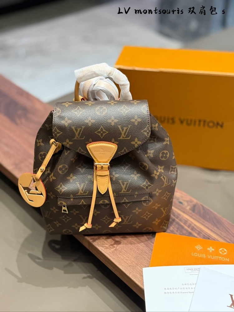 p270
LV Black/Brown Old Flowers Montsouris PM!
This Montsouris PM is a brand new elegant backpack that features
Monogram canvas and cowhide production, paired with Louis Vuitton's collection of buckles and leather ties.
The backpack design is practic...