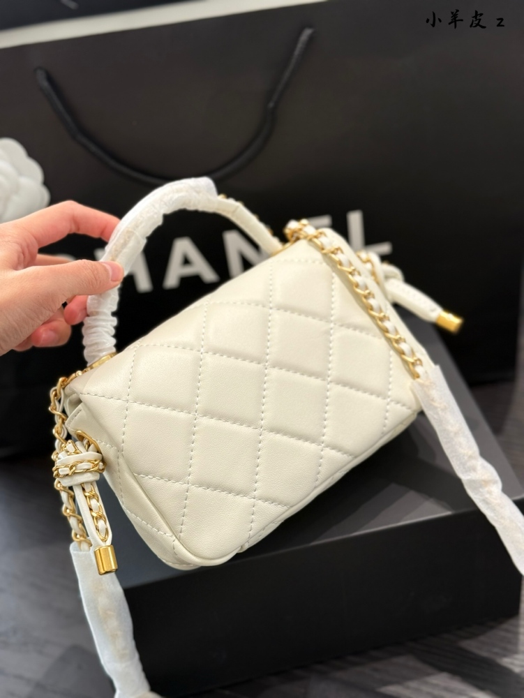 p300
High end nautical knot closure bag mini Chanel 25C early spring
Knot Cap Mini Black
New Chanel Sea Knot Cap Bag Relocation
19bag element coverage ensures elegance remains the same, while fashion remains unchanged~
Whether it's pairing with casua...