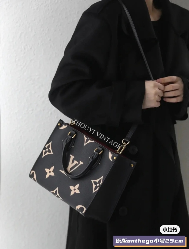 LV Classic Handbag! Really good looking, four can store iPad Mini and other daily needs
Flexible handle and adjustable shoulder strap offer a wide range of back carrying options. Size: 25x19x11.5cm