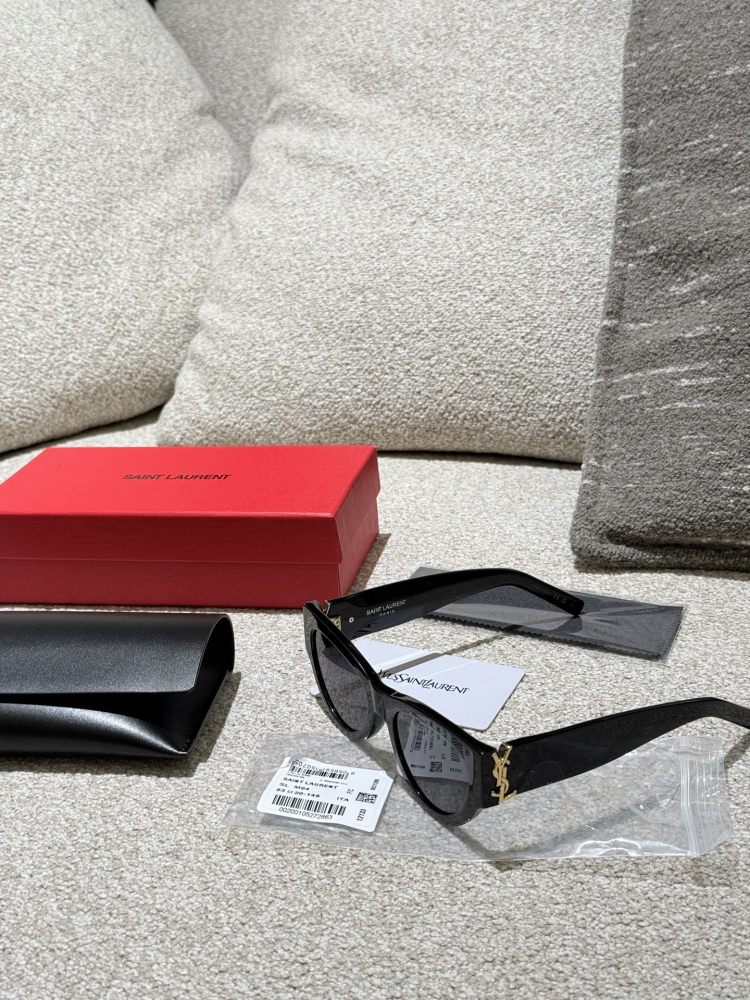 p220
Ms. Luo Jie, ROSE's original sunglasses! Who knows the cool temperament of milk! ROSE wears YSL sunglasses for both hard photos and private servers~
With the addition of event evening gowns, it exudes charm and sensuality, effortlessly becoming ...