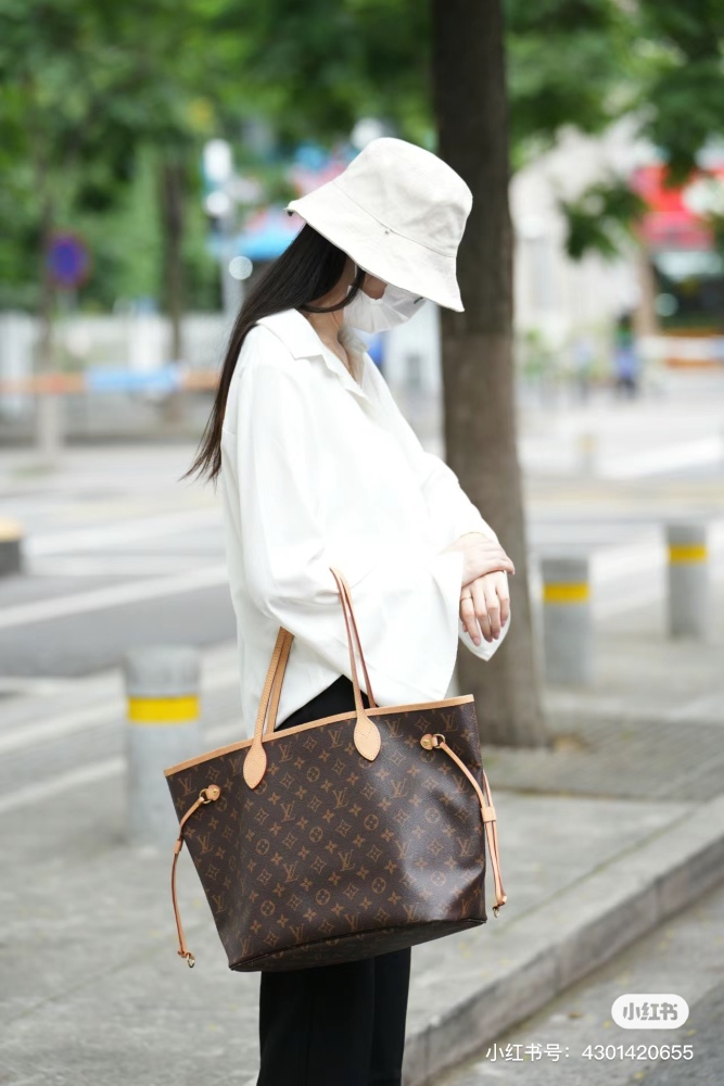 LV Neverful Mother and Child Shopping Bag is forever a classic!
Lvneverful Mother Child Shopping Bag
Known as a classic work that every woman should have, the large capacity design serves as a must-have tool for mommy bags and business trips. Althoug...