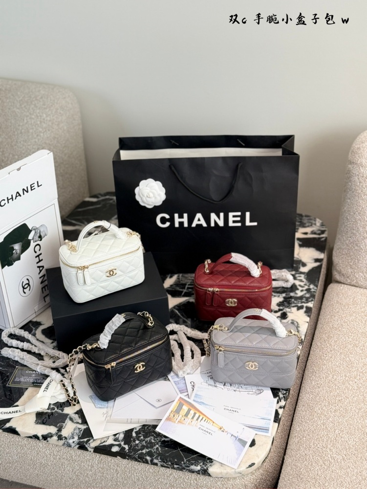 p230
Chanel 5c new handle box bag
A handle box bag that never gets tired of!   The physical object is super cute
Equipped with a mirror inside, also known as a "makeup bag"
Litchi cowhide has high practicality and is paired with light gold hardware. ...