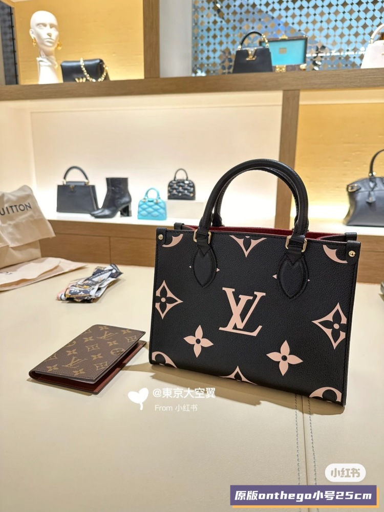 LV Classic Handbag! Really good looking, four can store iPad Mini and other daily needs
Flexible handle and adjustable shoulder strap offer a wide range of back carrying options. Size: 25x19x11.5cm