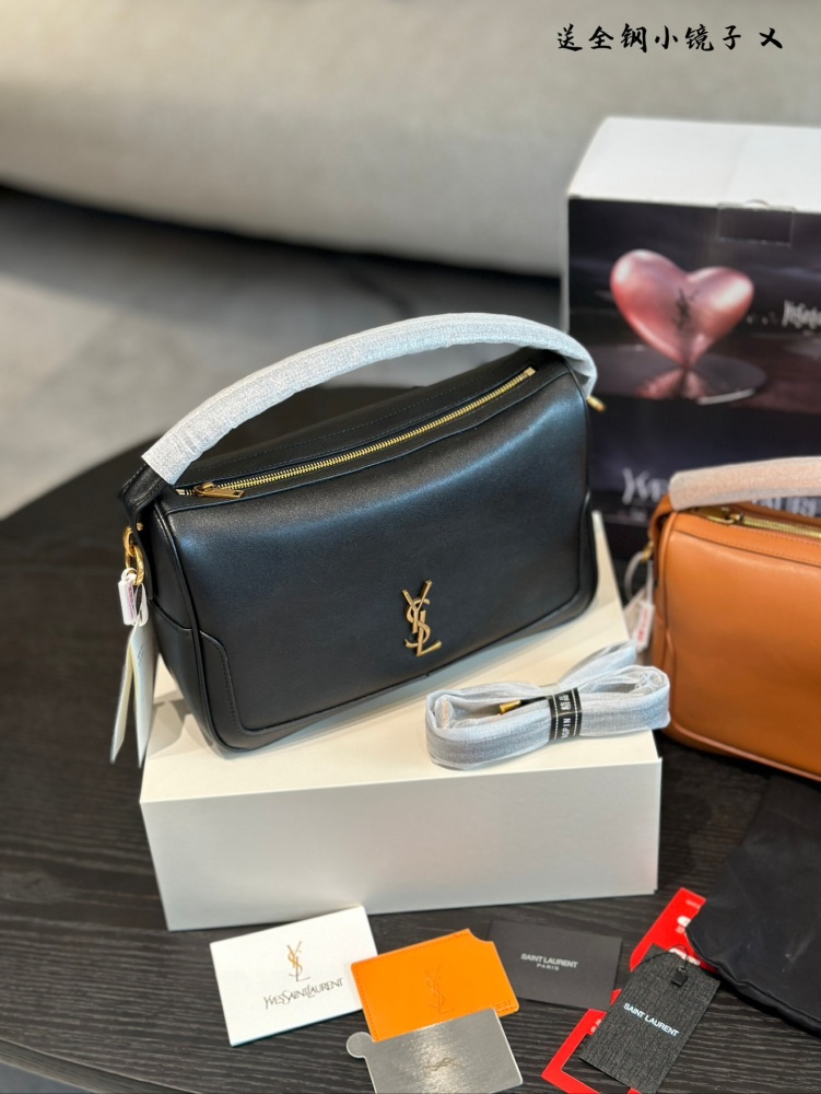 YSL Pillow Bag P270
Camera Supply bag_ Lunch box bag
This handbag is a spacious shoulder bag with a cowhide leather base and a soft body. Made of Napa cowhide leather, with zipper closure, this hammock features a stylish design that looks great on bo...