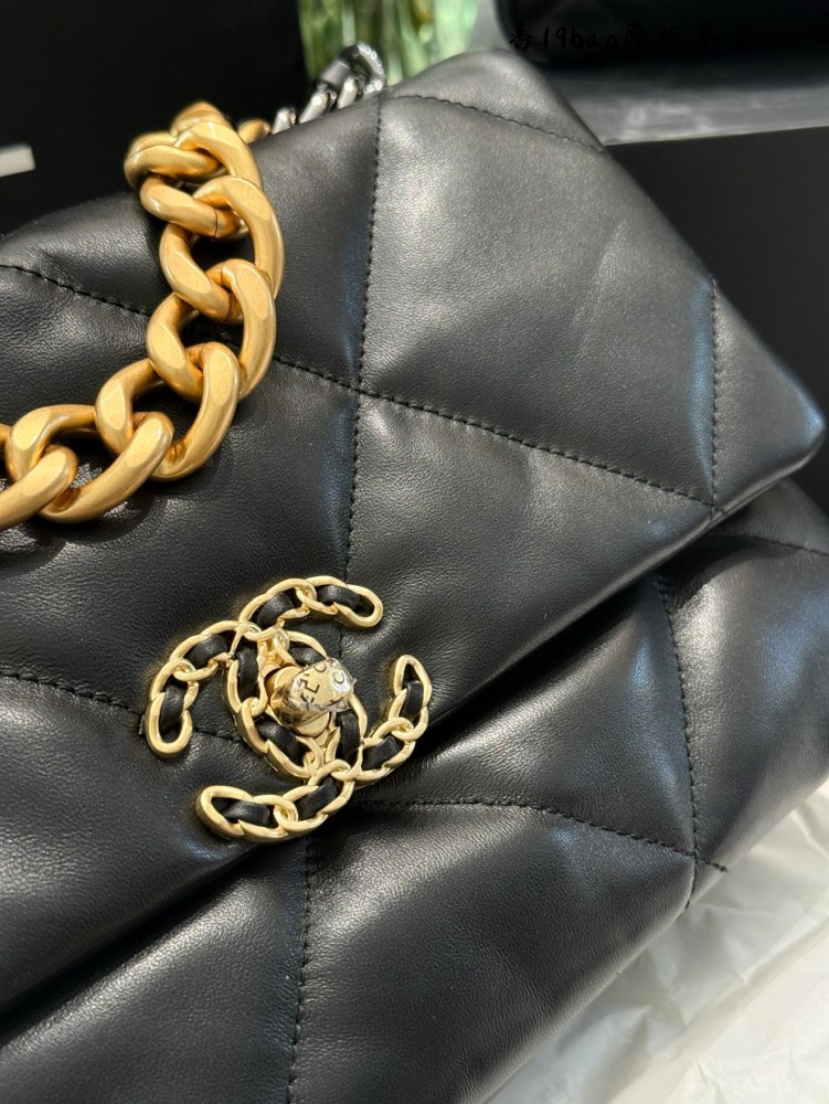 p440p450
The last bag designed by Chanel 19bag is a very classic. It's one of the popular styles at Grandma Xiang's house!! The black gold design is really great, it can instantly enhance the sense of fashion. You can take big photos anytime, anywher...