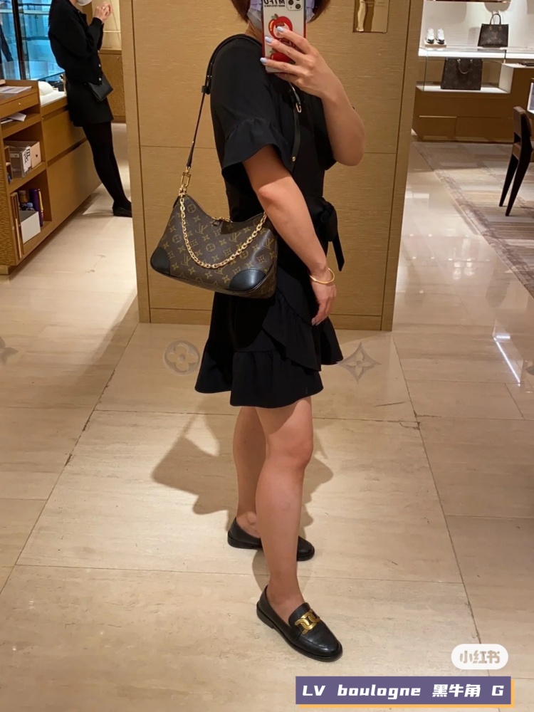 LV black horn upper body walking wave