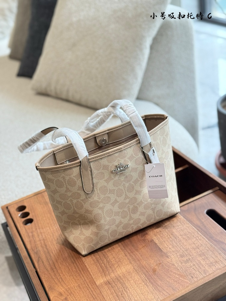 p200
The Coach Coach Coach Mini Tote Bag is the most worth buying. City loves this mini tote bag. It's small, lightweight, and soft, and has a very high usage rate!  #23cm