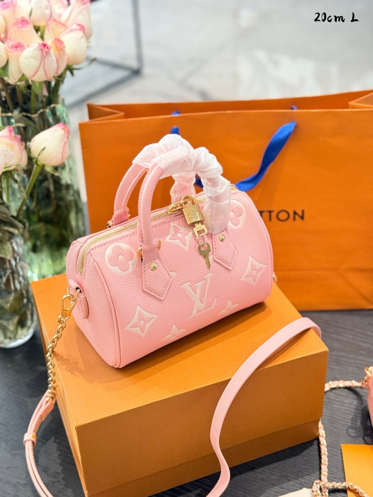 p245p225
Mini Speedy++Milk like Cute to the Heart~
Speedynano~exudes an unparalleled sense of luxury amidst its compact size~The perfect combination of pure black surface and LV white large print endows this bag with unique beauty traits, like the br...