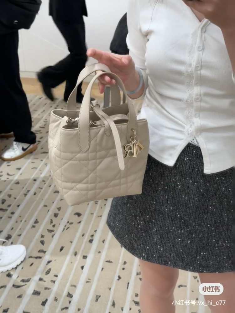 The Dior vertical indigenous bag is really a summer dish!
Vertical Toujours in Black and Milk Coffee Colors
The texture and appearance are truly exceptional! Wearing a coat or cotton jacket in winter is very suitable. Please help me recommend it to a...