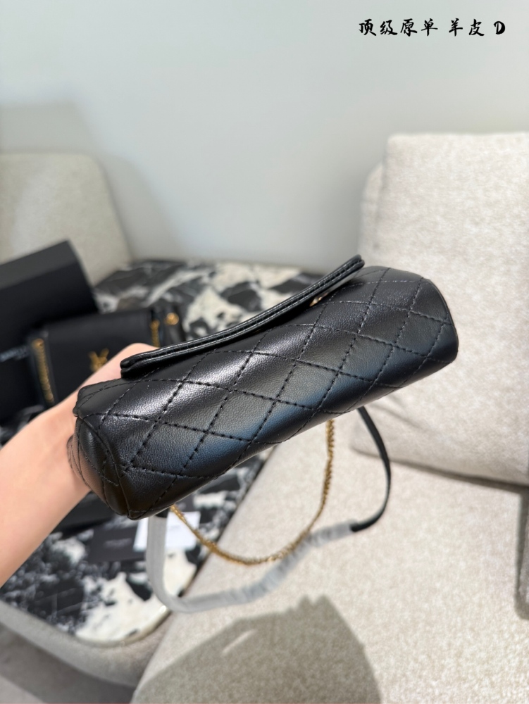 p310p365
YSL Lolita, which became popular across the internet as soon as it was released
YSL nolita Black Gold
Counter price: 10900 Size: 18x13x6
① Appearance:
Flip cover envelope style, with antique bronze gold YSL letter logo connected at the ope...