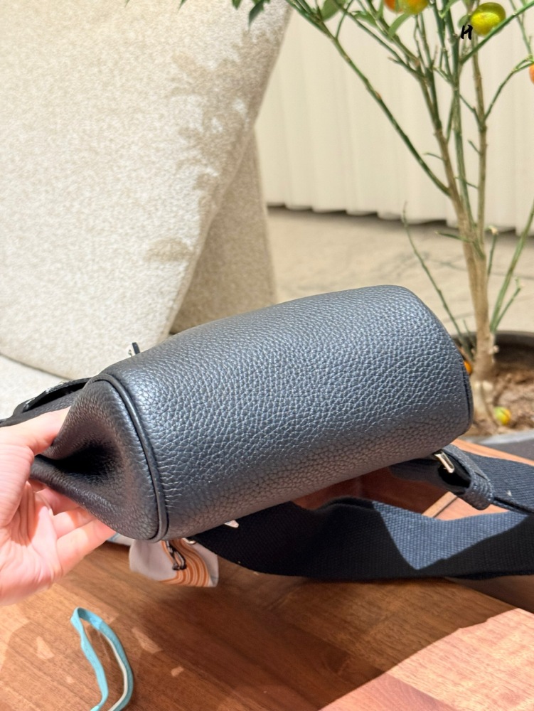 p335
Fashion item | Hermes bag
I didn't know the fragrance of Hermes when I was young
Hermes chest bag
I really like it more and more now
They are all bags suitable for going out on the street
Easy to match all year round
I feel that men's backs are ...