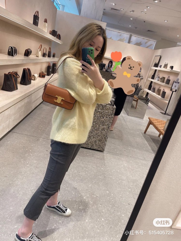 Celine Arc de Triomphe Underarm Bag | Upper Body Picture
The long delayed upper body image is here+
To be honest, it's truly fragrant+
This is just for the sake of observation. When it comes to the small body, the capacity is actually quite large
Bas...