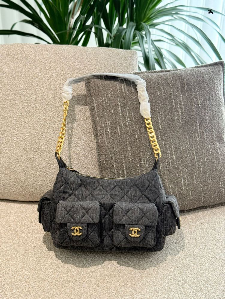 p280
It has to be said that Chanel understands women the most, and their hearts and bodies are too beautiful. The CHANEL 25C new model, the most popular must-have in terms of cumulative popularity, is now the hippie Hobo!  The classic diamond grid pa...