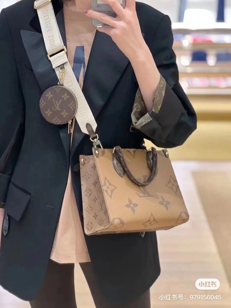 High energy ahead, explosive warning! LV has understood!  ! !
Just on February 10th The launch of Lv's new Onthego mini model is full of momentum, and Lv's designers have finally heard the voice of the Asian people, the most perfect size
25x19x11.5?...