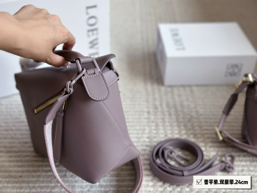 Packing (Shoulder Strap)
Size: 24 * 15cm (large)
18 * 10cm (mini)
Loewe Geometry Package Puzzle
I really can't miss out on llllllololol
?? Cowhide quality!
Completely hold on!
Luoyiwei | A perfect shoulder strap