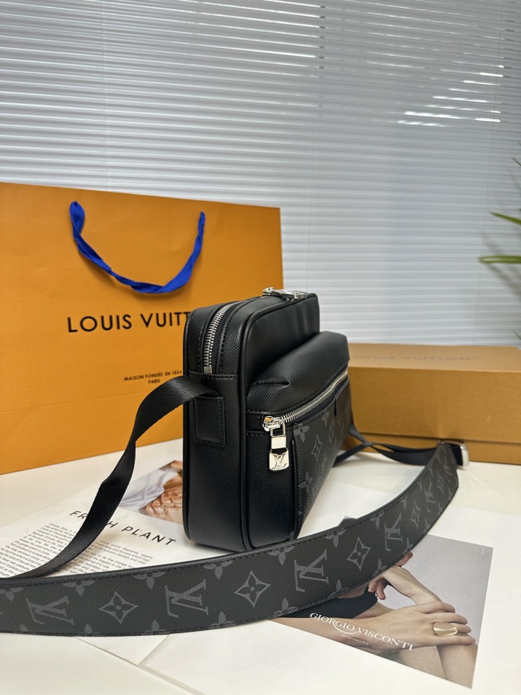 The Donkey Home Postman Bag M30233 Black Flower welcomes the spring and summer of 2019 with a blend of Ta ? ga leather and Monogram canvas, adding harmonious colors to the bold design of the Outdoor Postman Bag. The silver zipper and metal pieces on...